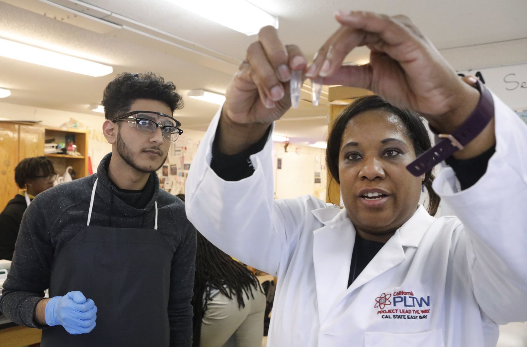 Collegiate students learn about their own DNA